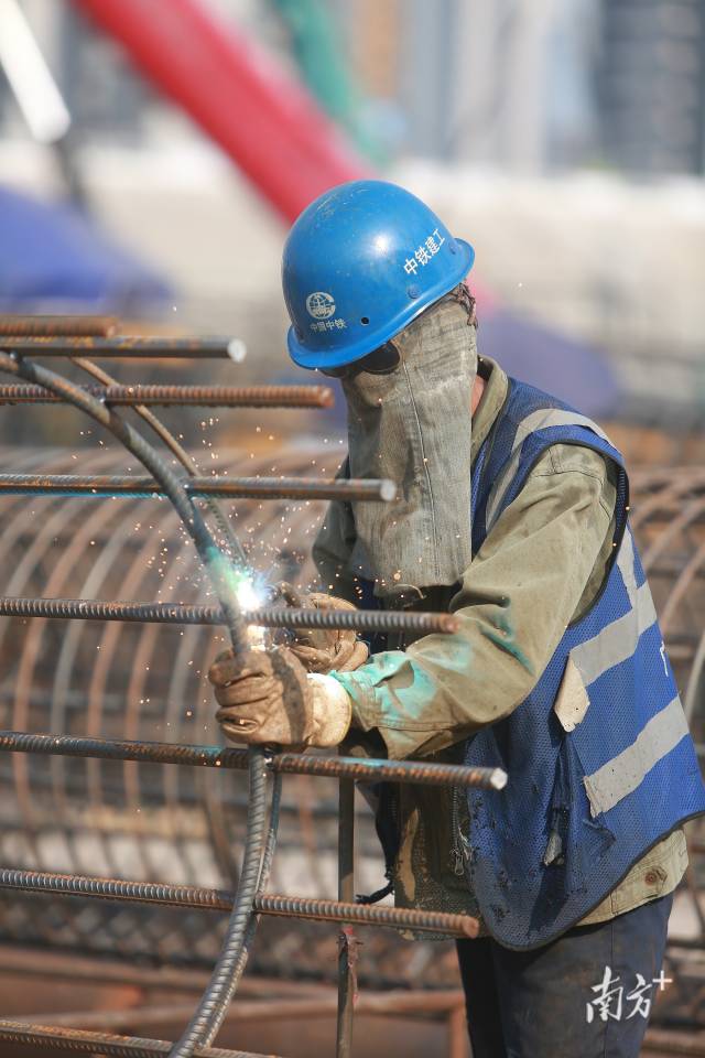广州一项目施工现场，工人在焊接钢筋笼。南方日报见习记者 张令 记者 石磊 摄