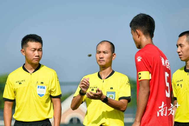 比赛开始前,裁判抛硬币让比赛双方挑选场地.