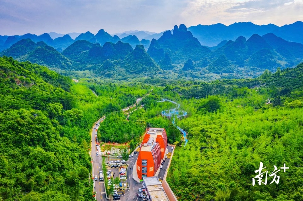 科普宣教中心是连南万山朝王国家石漠公园的标志性建筑。房翔龙 摄
