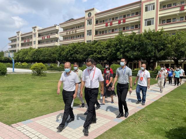 代表们在新安中学实地察看学校环境