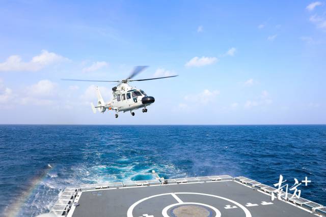 编队舰载直升机升空警戒.杨捷 摄
