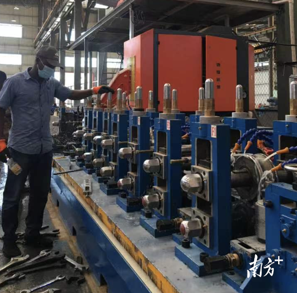 中辰投资的乌干达钢管厂设备调试中。 中辰投资的乌干达钢管厂设备调试中。