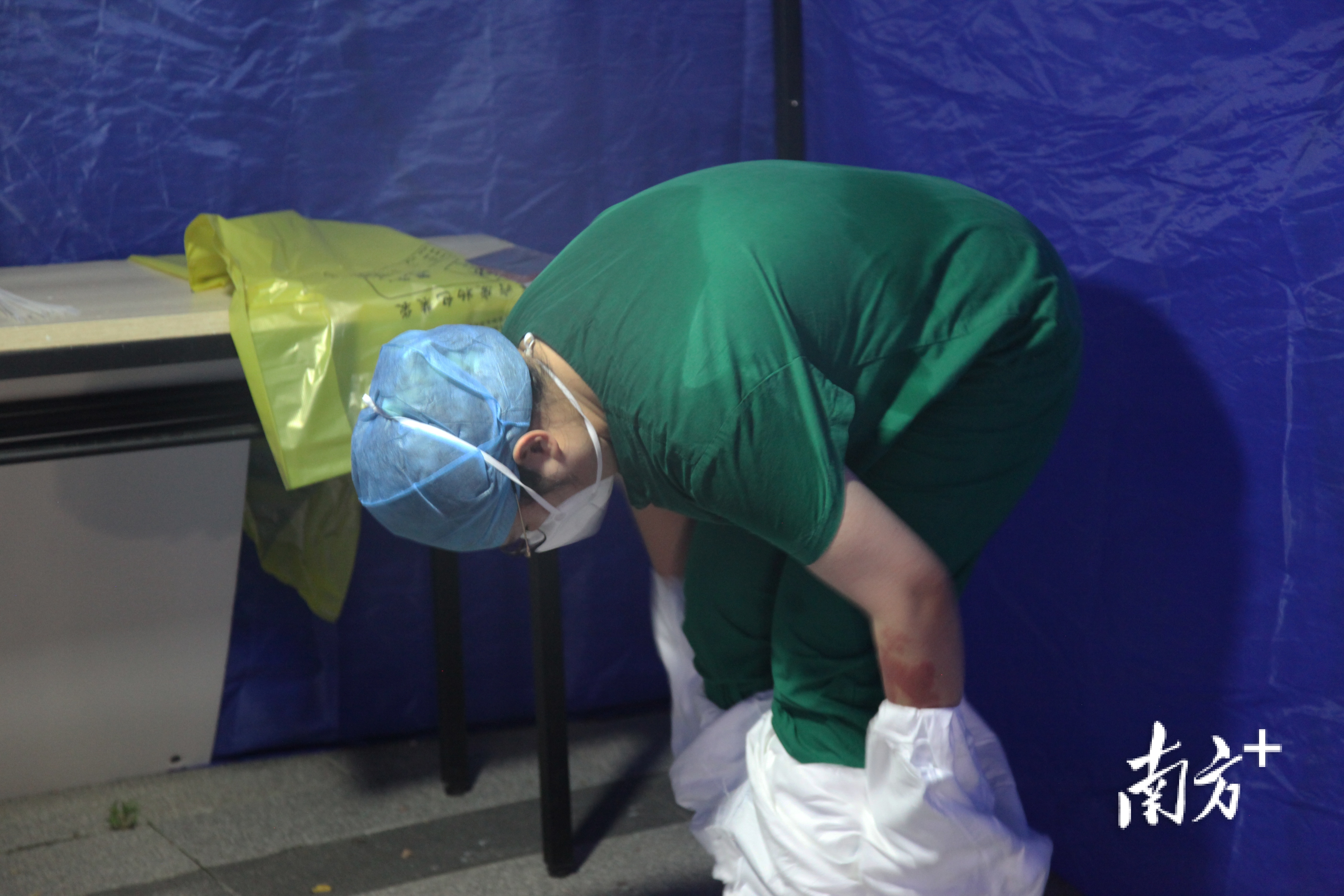 医护人员脱下防护服,后背已湿透。佛山市第二人民医院供图 医护人员脱下防护服,后背已湿透。佛山市第二人民医院供图