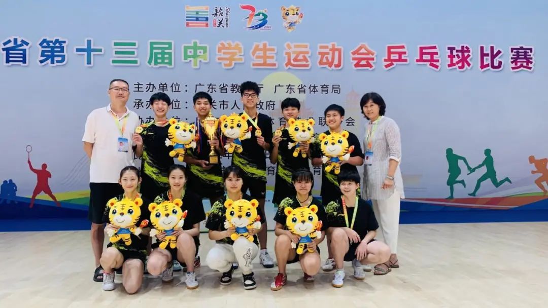 乒乓球队全家福。