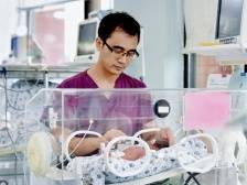 患儿“奶爸”聂川：救治危重症婴儿22年，呵护每条新生命