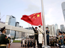 ​庆祝建军95周年，驻香港部队举行八一升国旗仪式