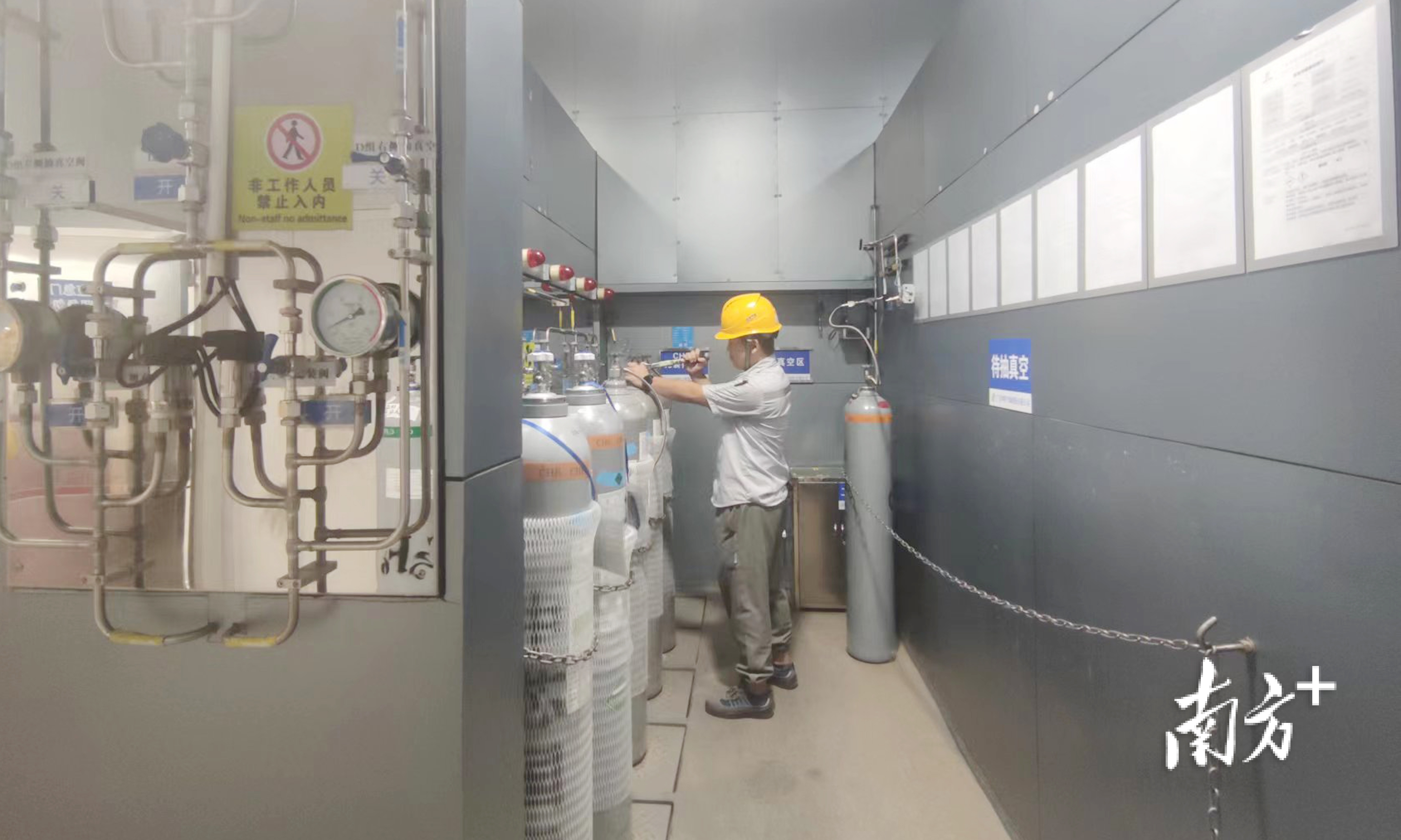 在华特气体的氟碳气体车间里，工作人员正在操作设备。 企业供图