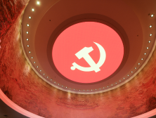 坚定战略自信，保持战略清醒，增强信心斗志