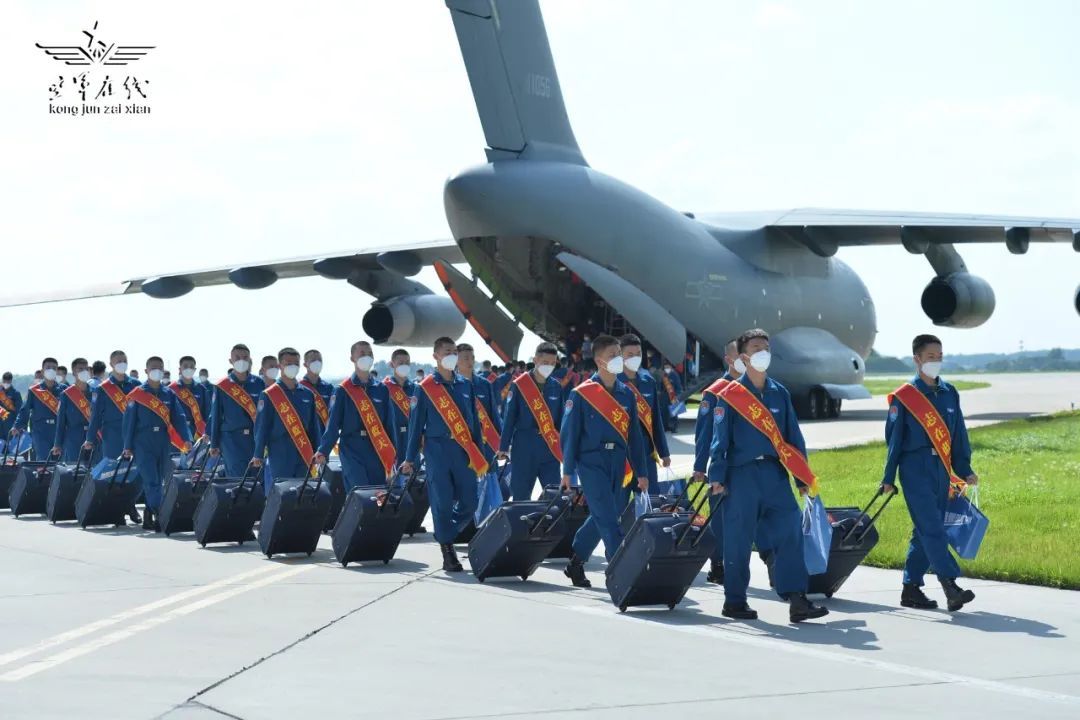 运-20运送新飞行学员到达空军航空大学。