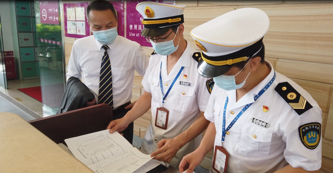 △卫生监督员检查相关卫生资料文件。