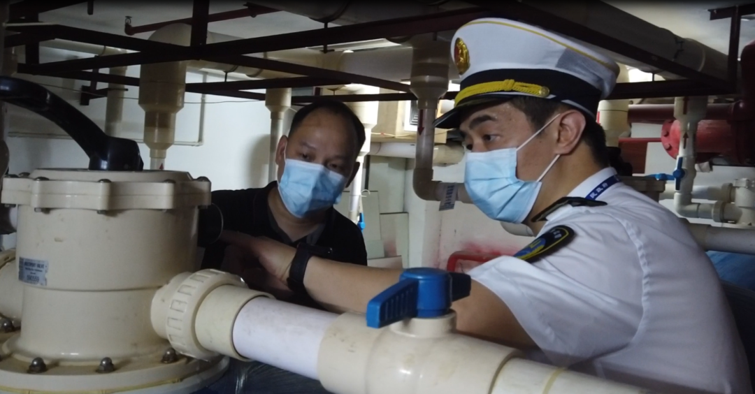 △卫生监督员检查游泳池机房。