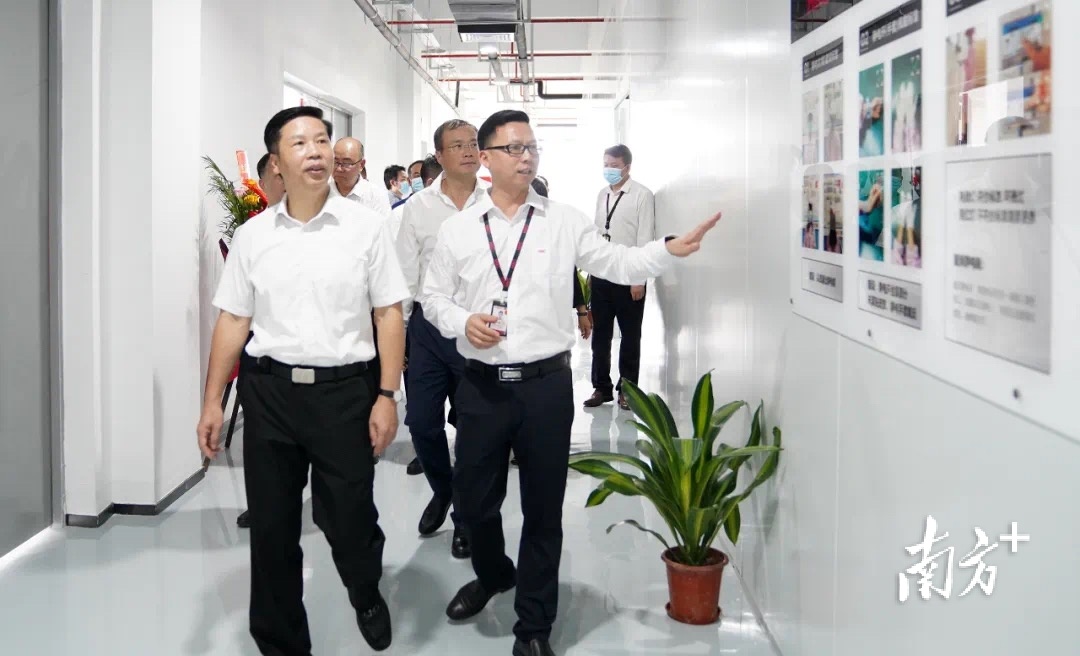 8月2日，东莞惠科智慧科技有限公司举行开业典礼，标志着惠科在清溪投资建设的平板显示集群电子商务项目取得实质性进展。