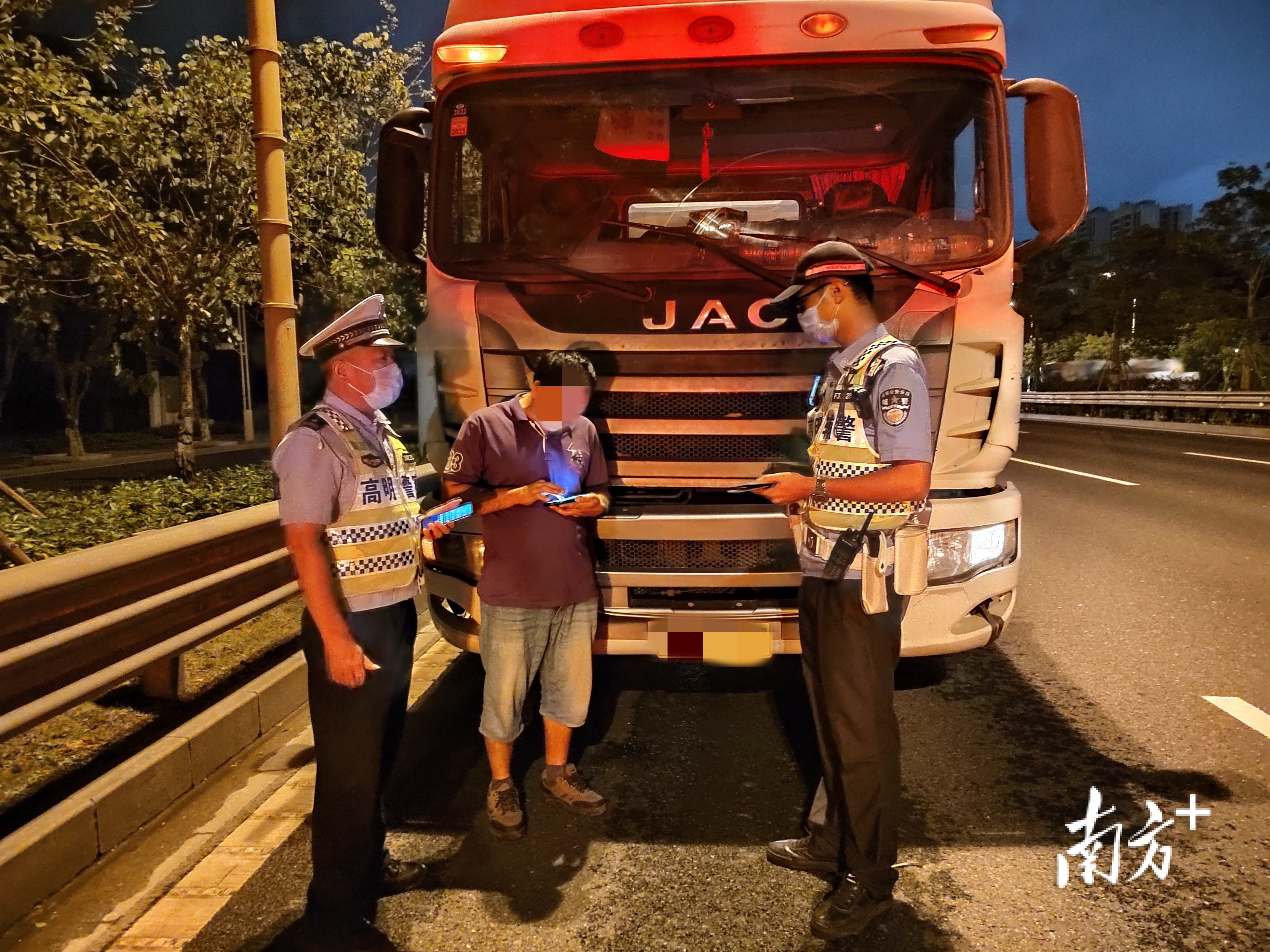 高明公安开展最严交通整治百日攻坚行动。  受访者供图