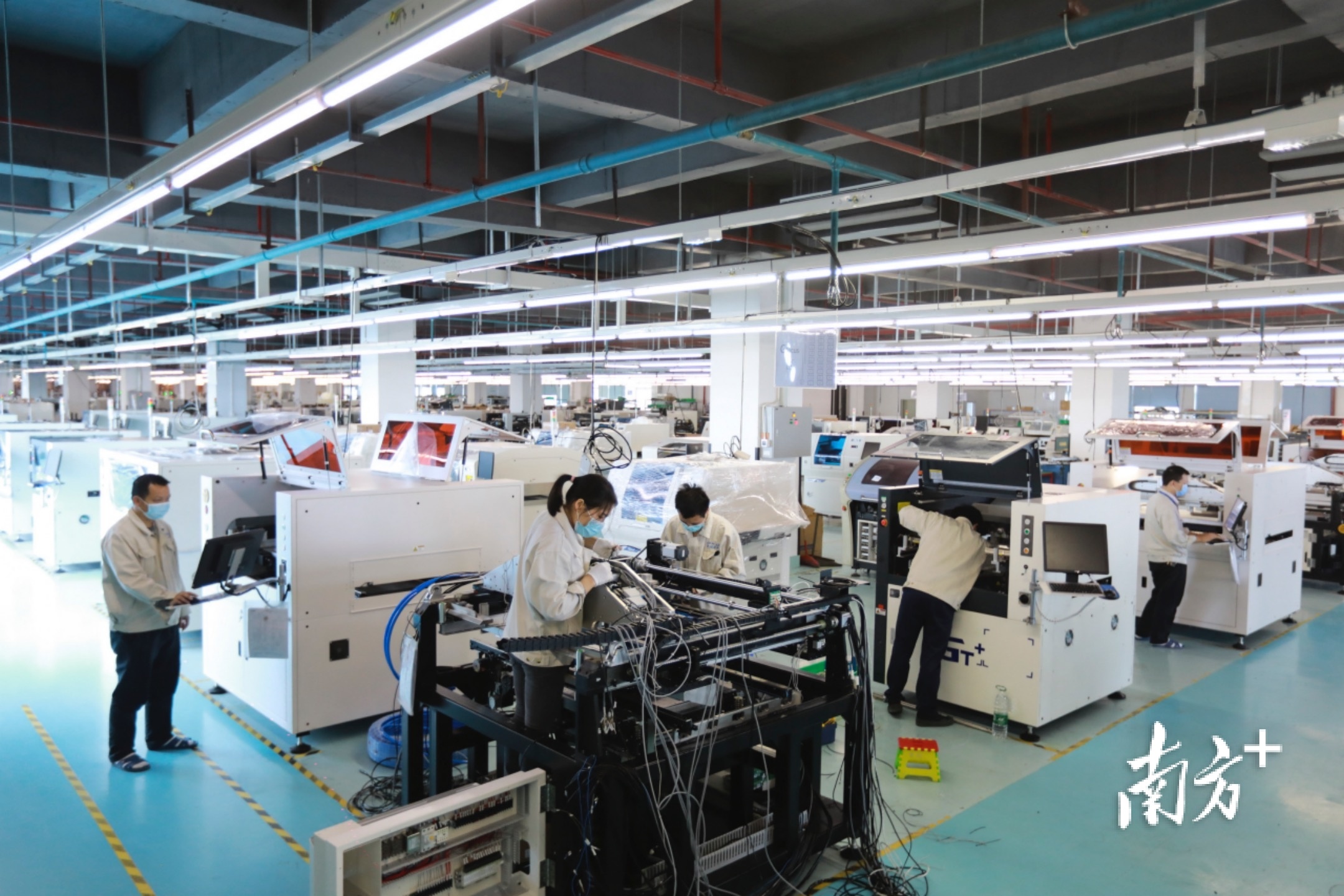 正在忙碌生产的东莞车间。 正在忙碌生产的东莞车间。