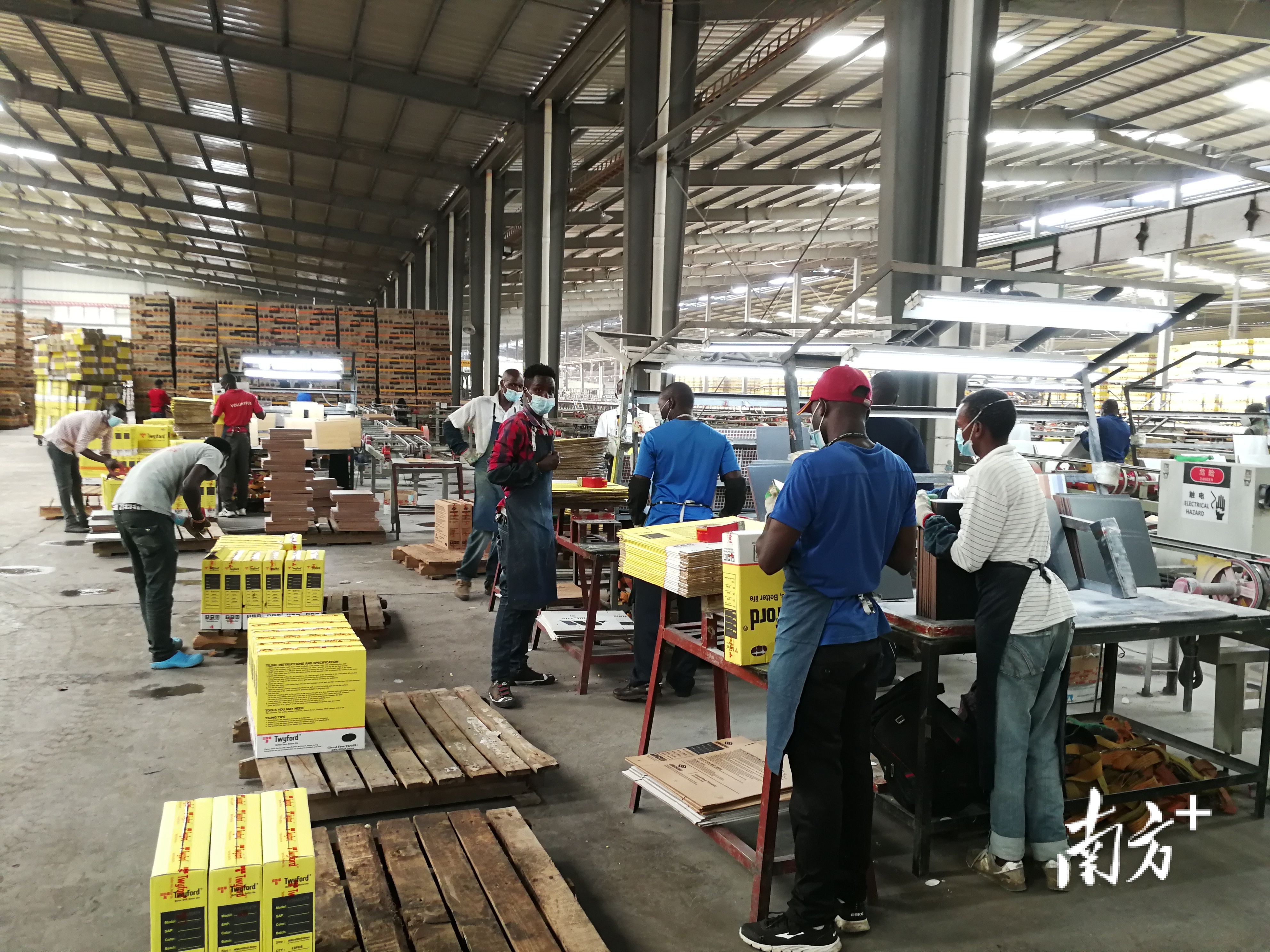 科达非洲陶瓷工厂生产现场。
