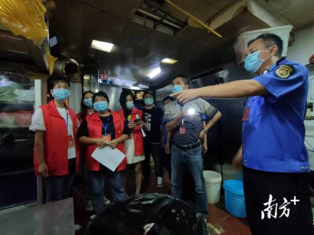 洲心街道组织人大代表在城市花园参与油烟排放执法检查。