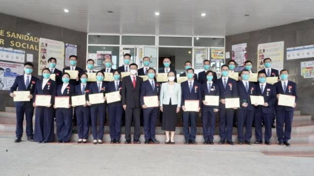 总统亲自颁发勋章！中山援非医疗队获赤道几内亚最高荣誉