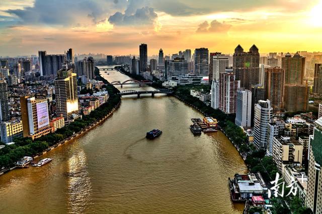 8月7日,广州珠江被日落的夕阳镀上金黄色.吴锡洲(香港)摄