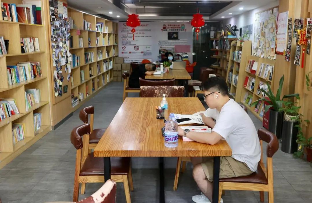 ▲书吧中有人在学习，有人在休息