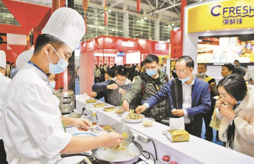 在中国预制菜产业大会上，观众现场品尝快熟预制菜品。新华社发