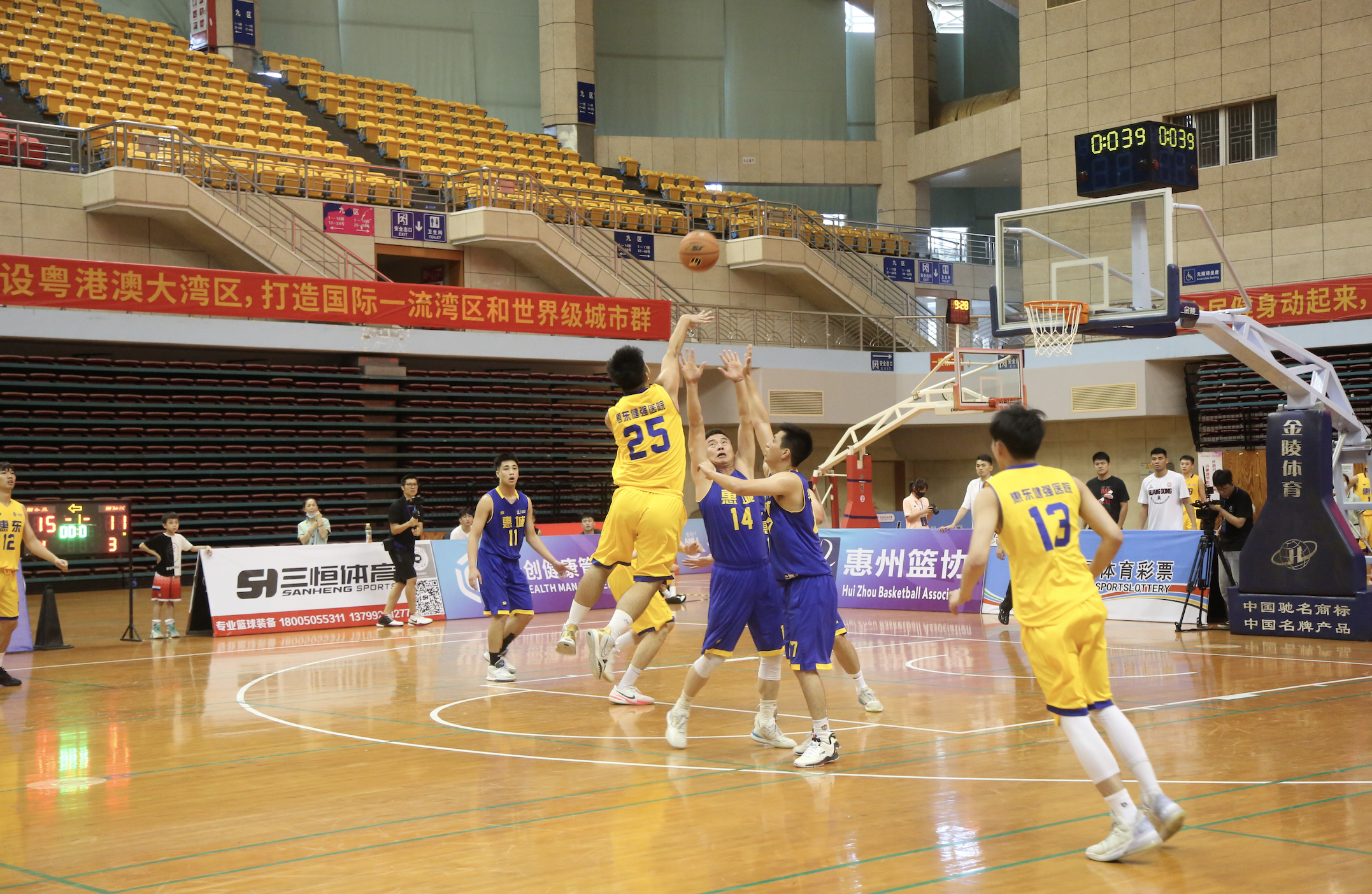  惠州市全民健身运动会第五届篮球联赛的比赛现场。