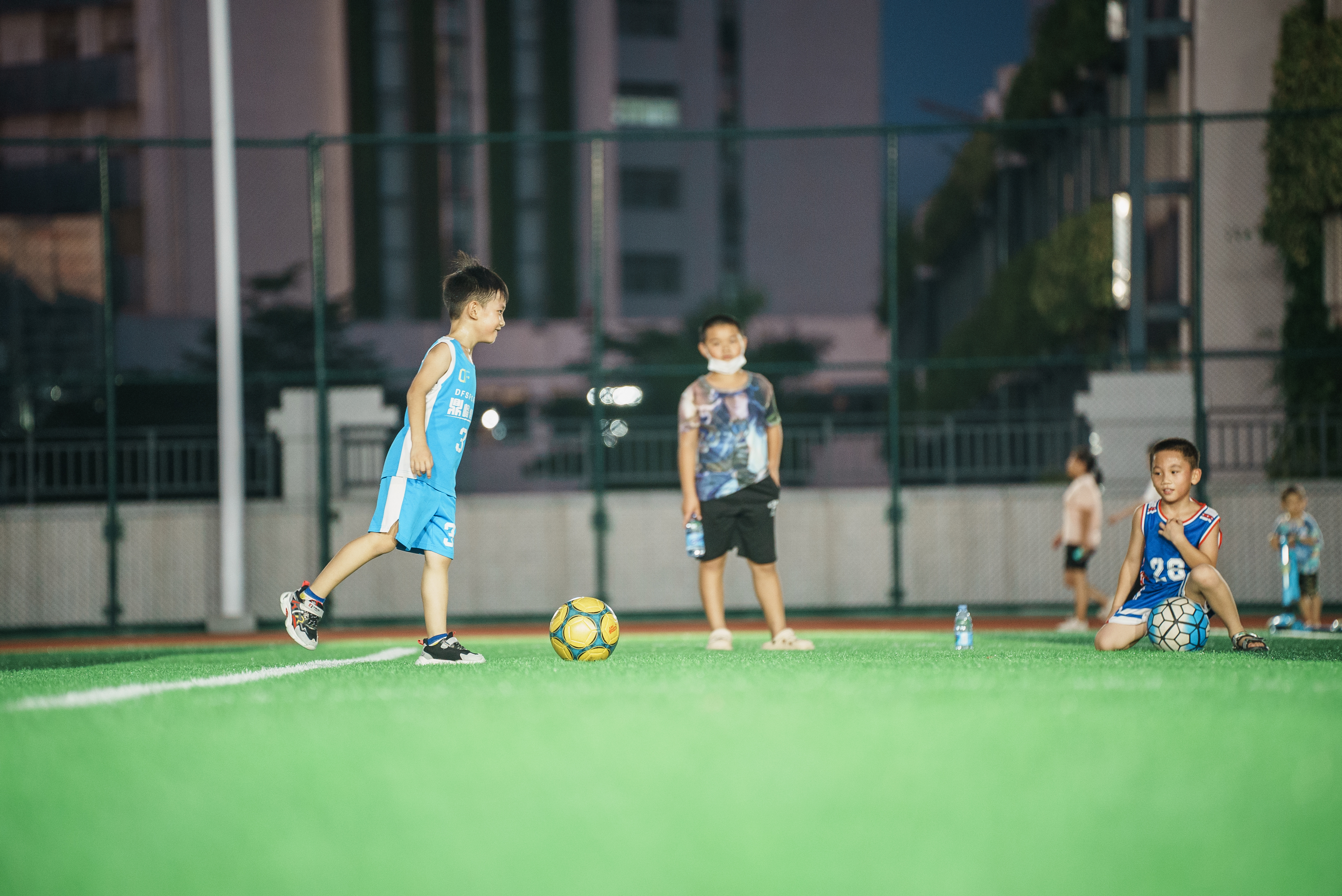 暑假期间，惠州东江高级中学校内体育场馆面向市民开放。 