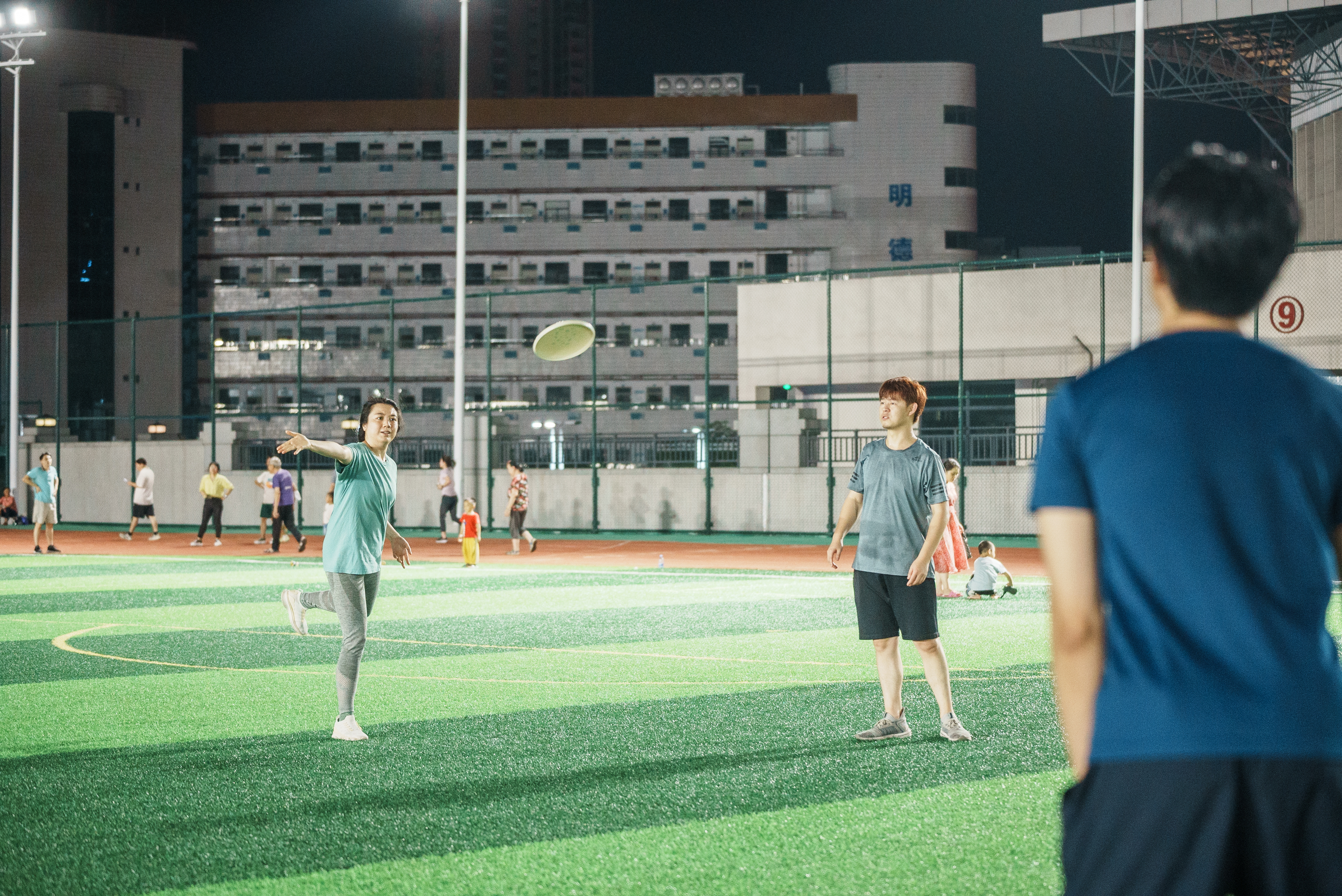 暑假期间，惠州东江高级中学校内体育场馆面向市民开放。  