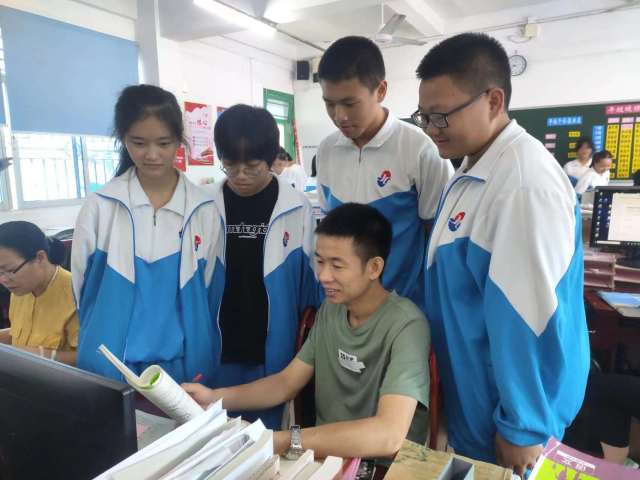 献血屋怎么开小城大爱！城区新城中学这位老师无偿献血65次，还自费开了家公益书屋_https://www.jmylbn.com_新闻资讯_第2张