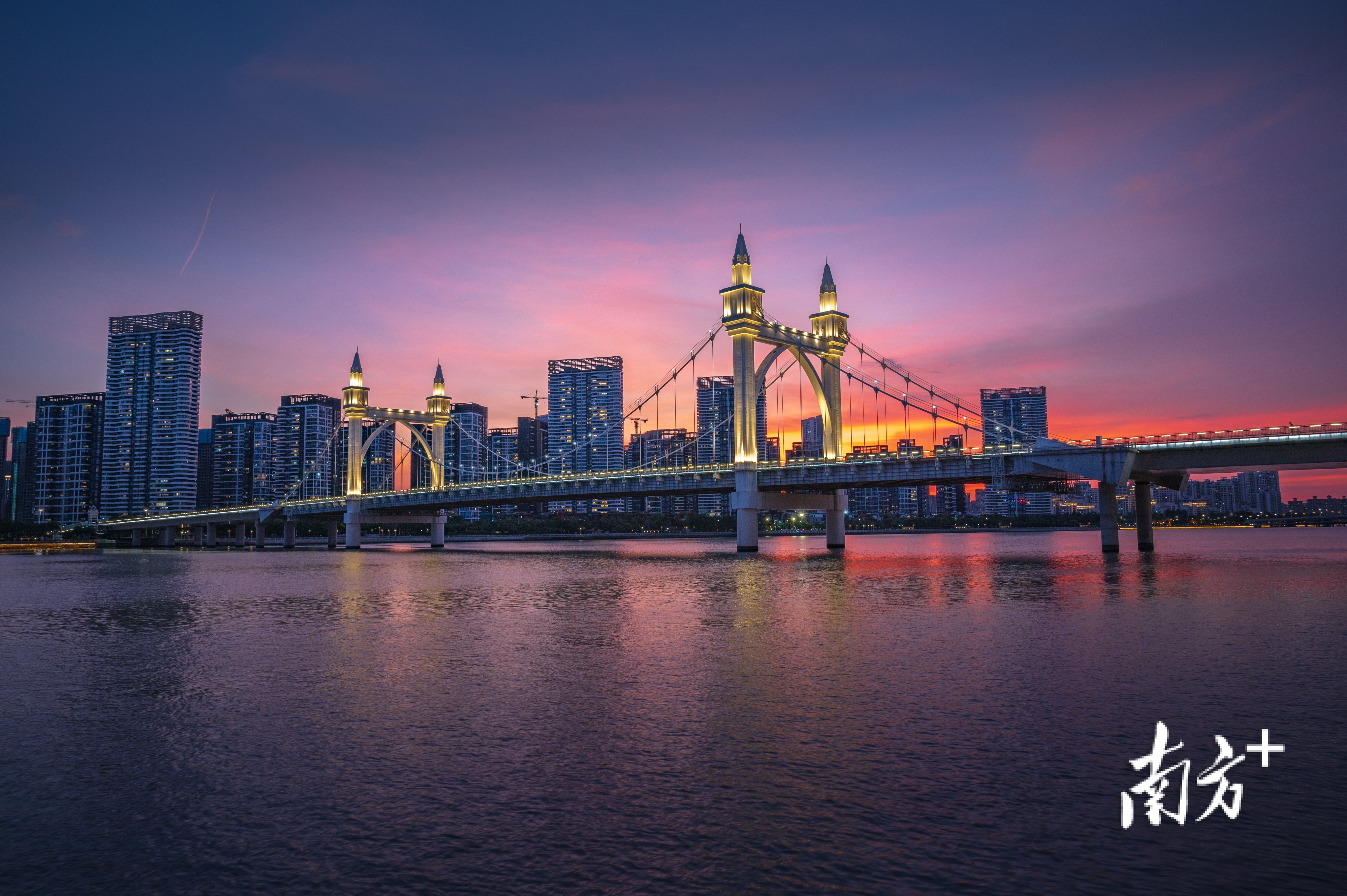 8月2日,日落时刻,珠海白石桥邂逅浪漫晚霞.时迁 摄
