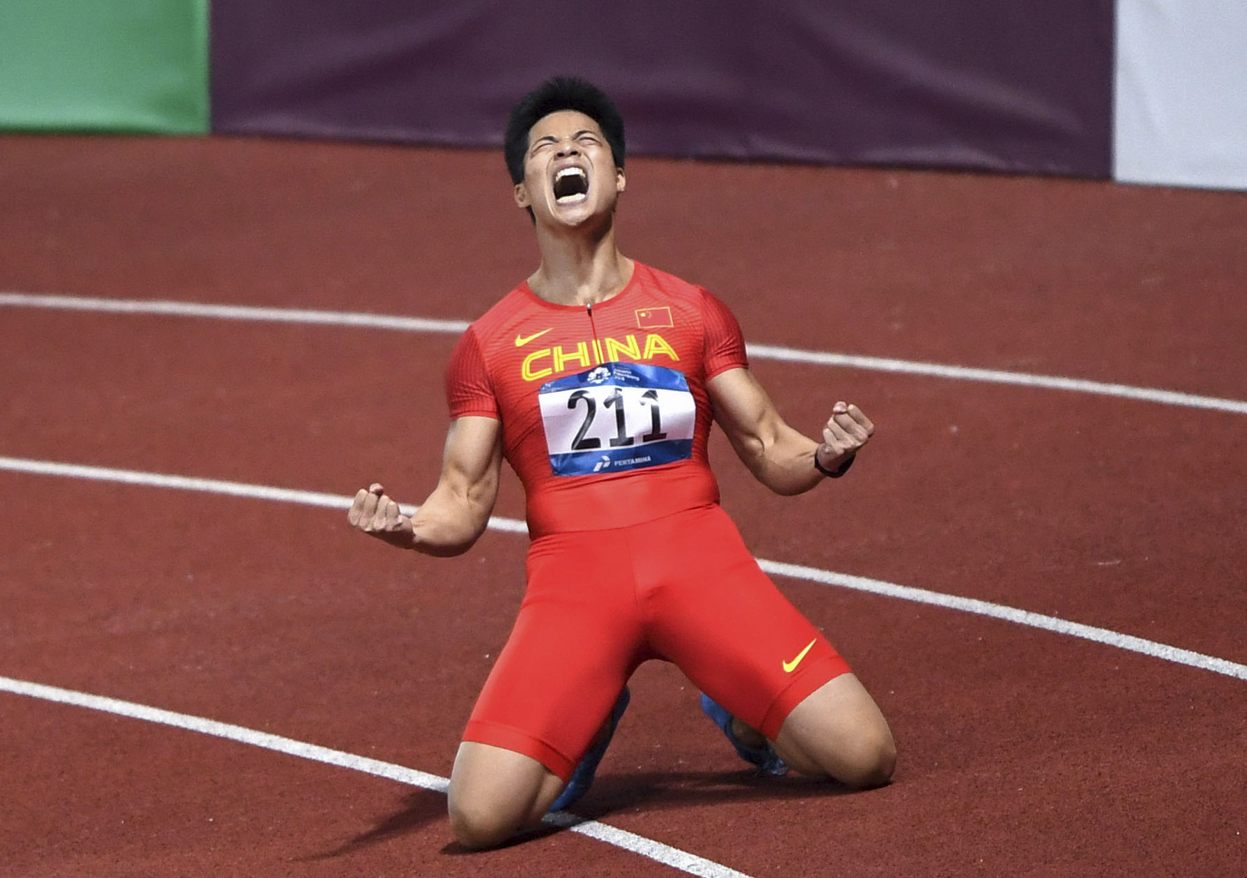 在雅加达亚运会田径男子100米决赛中,中国选手苏炳添以9秒92的成绩