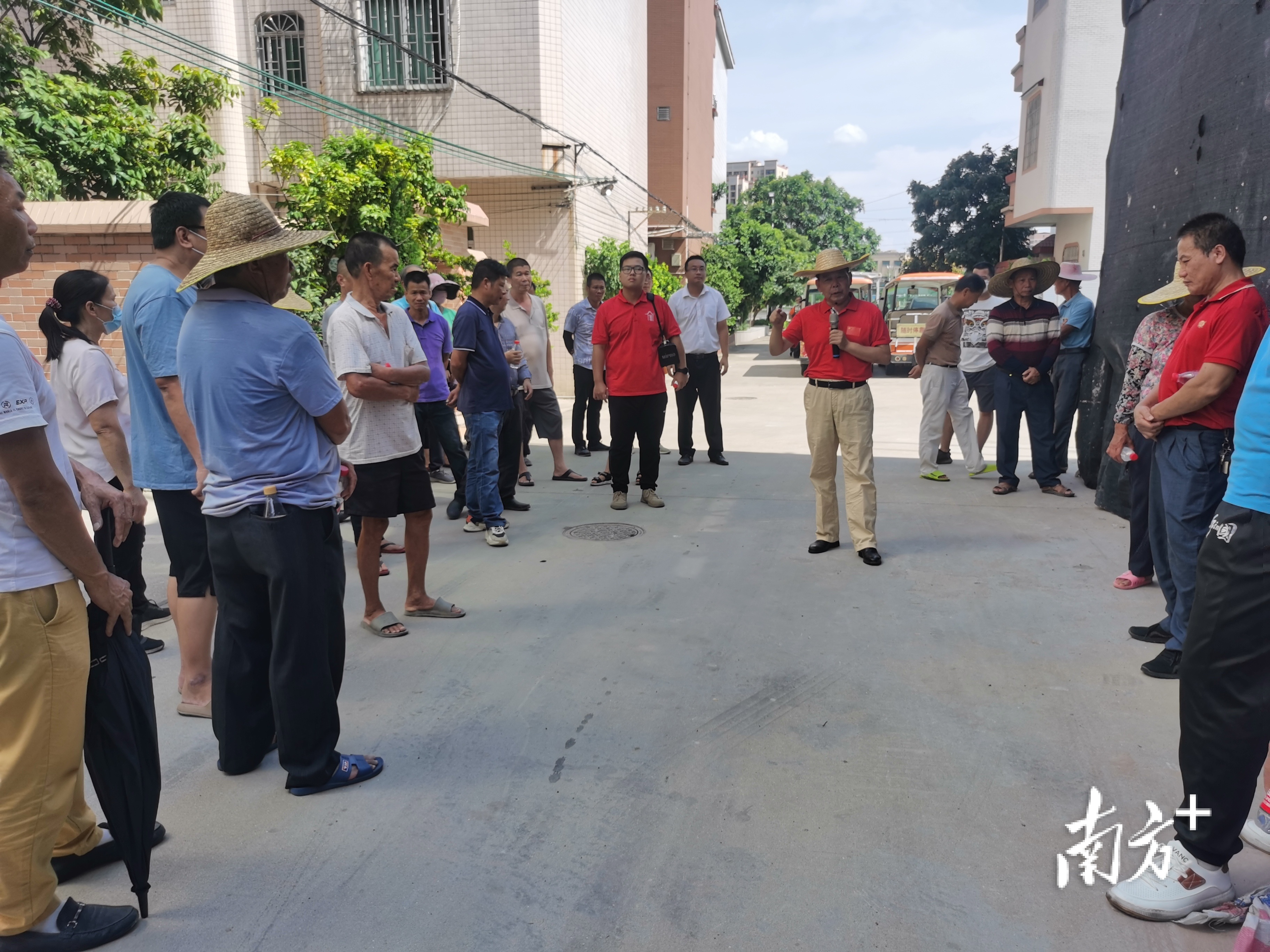 紫南村党委书记、村委会主任潘柱升带队深入格塘、沙边村民小组,巡查在建房屋建设情况。