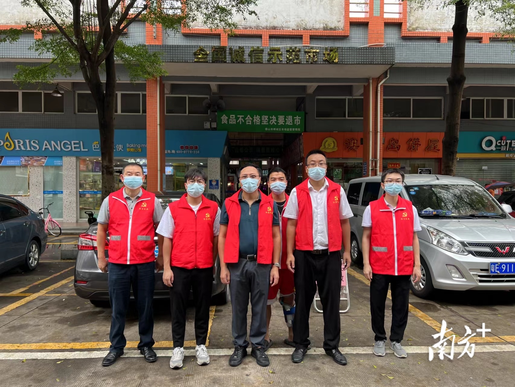 广东康岩科技有限公司董事长梁胜勤主动穿上“红马甲”,当起党员志愿者,指挥车辆停放、劝导文明行为等。