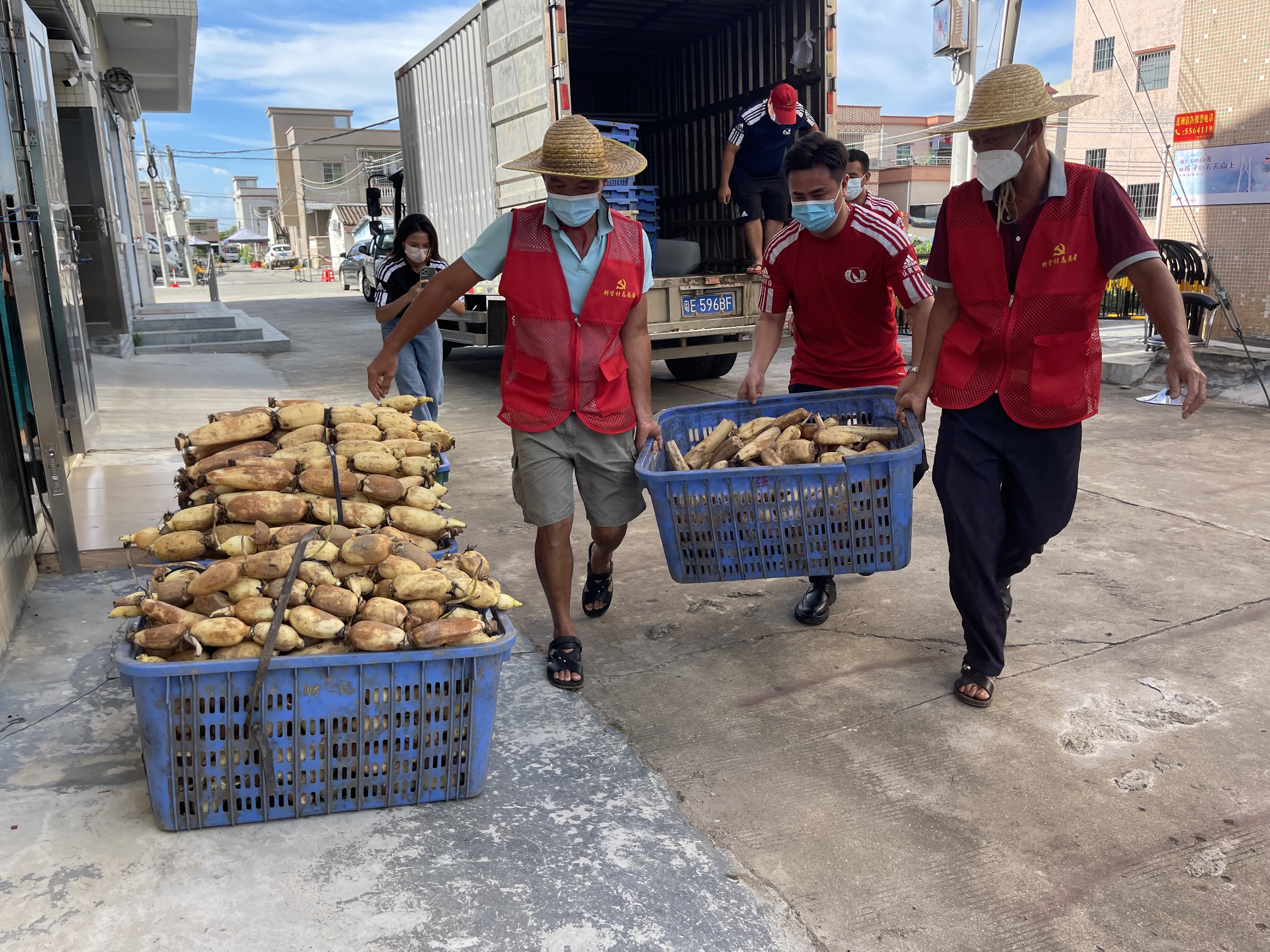 志愿者将捐赠的莲藕送到管控区域。