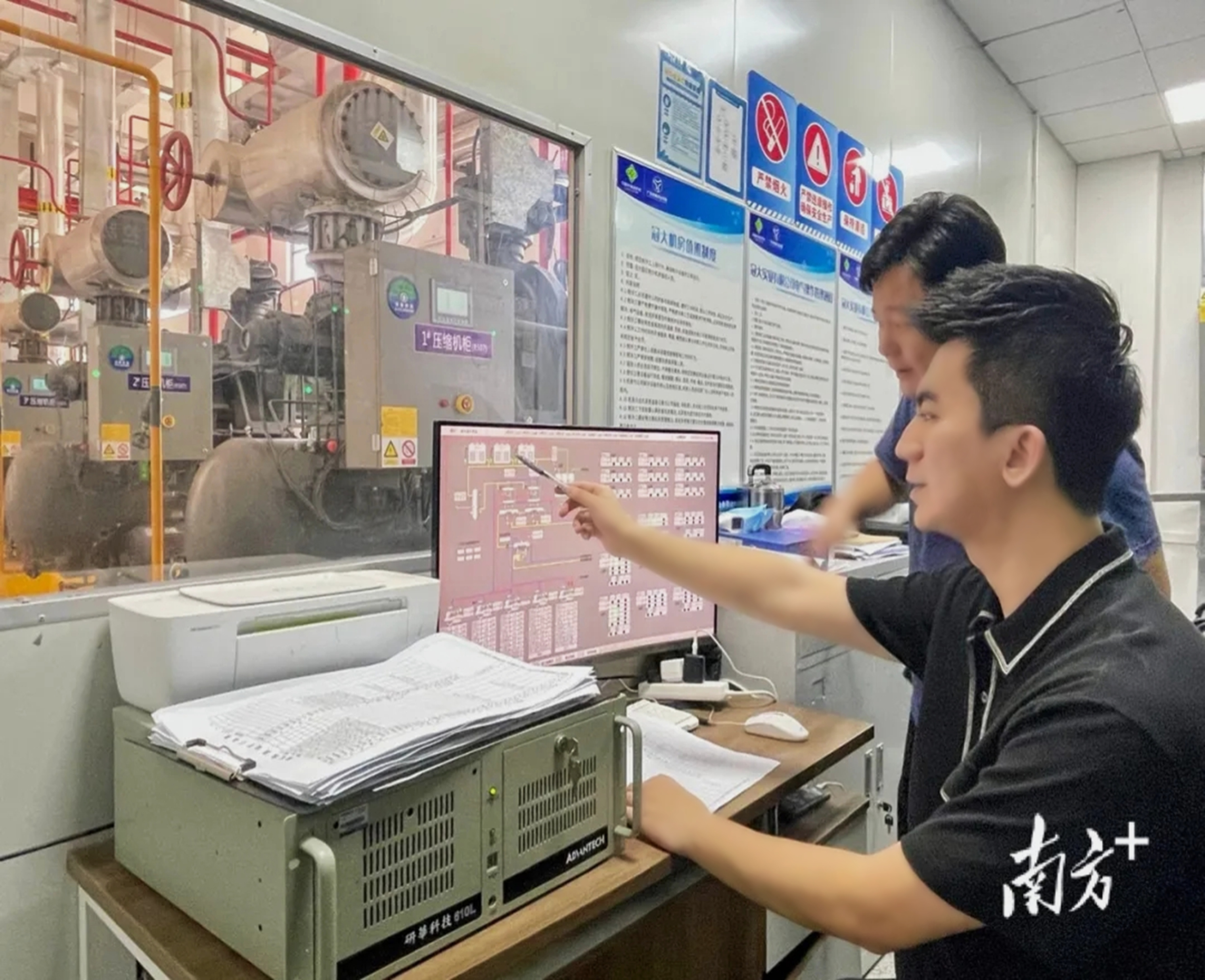 汕头市冠炜有限公司董事长陈冠华与工作人员交流工作。  南方+ 余丹 拍摄