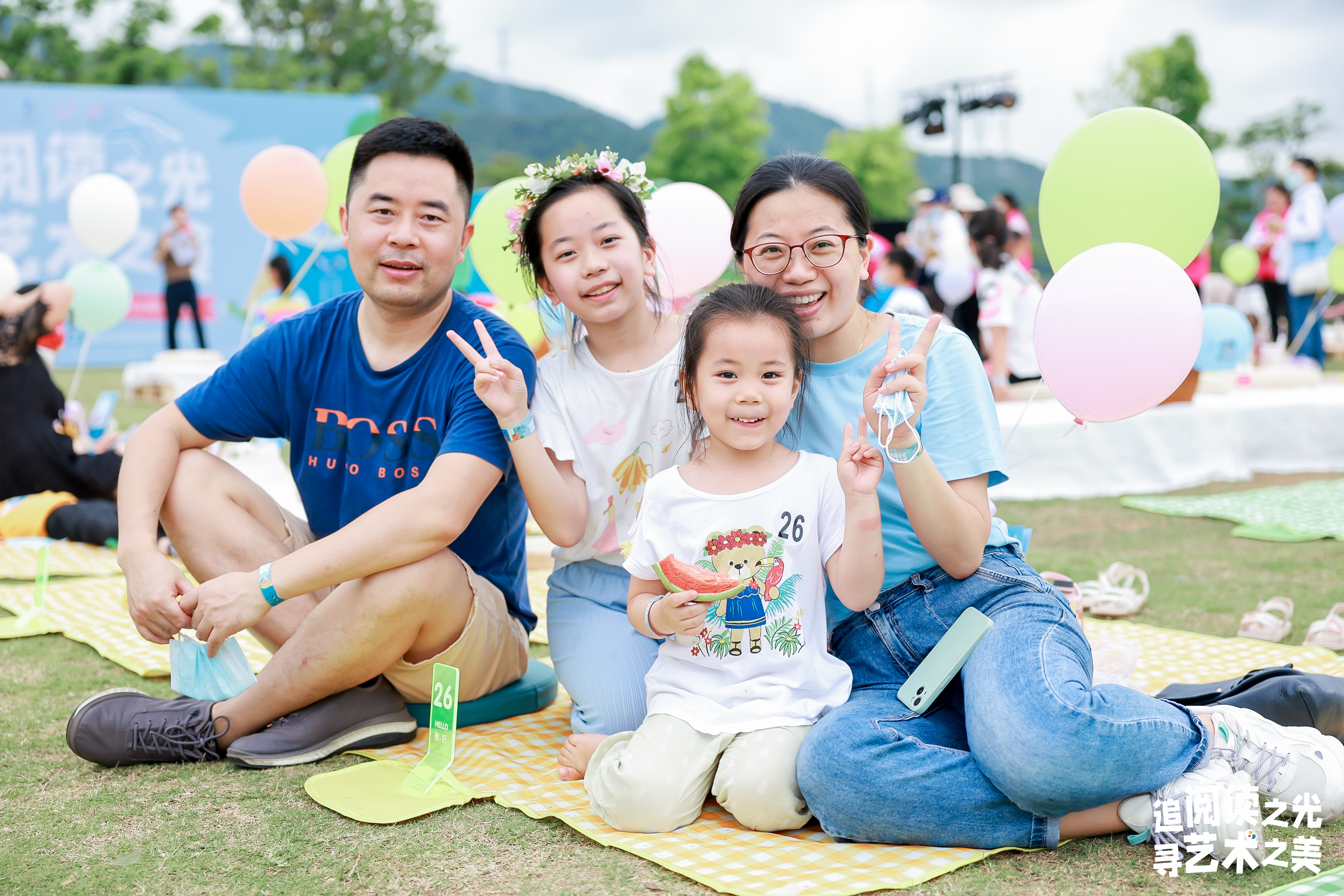 今年6月1日，在六一儿童节主题庆祝活动中，龙华亲子家庭参加草坪读书会。