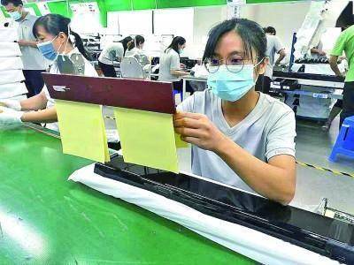 广东中山市一家电子公司“妈妈岗”女职工黄春花在工作中。光明图片