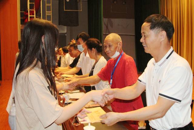 向大学生代表发放助学金。 