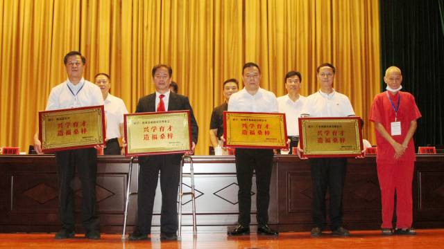 为爱心企业和人士颁发牌匾。 