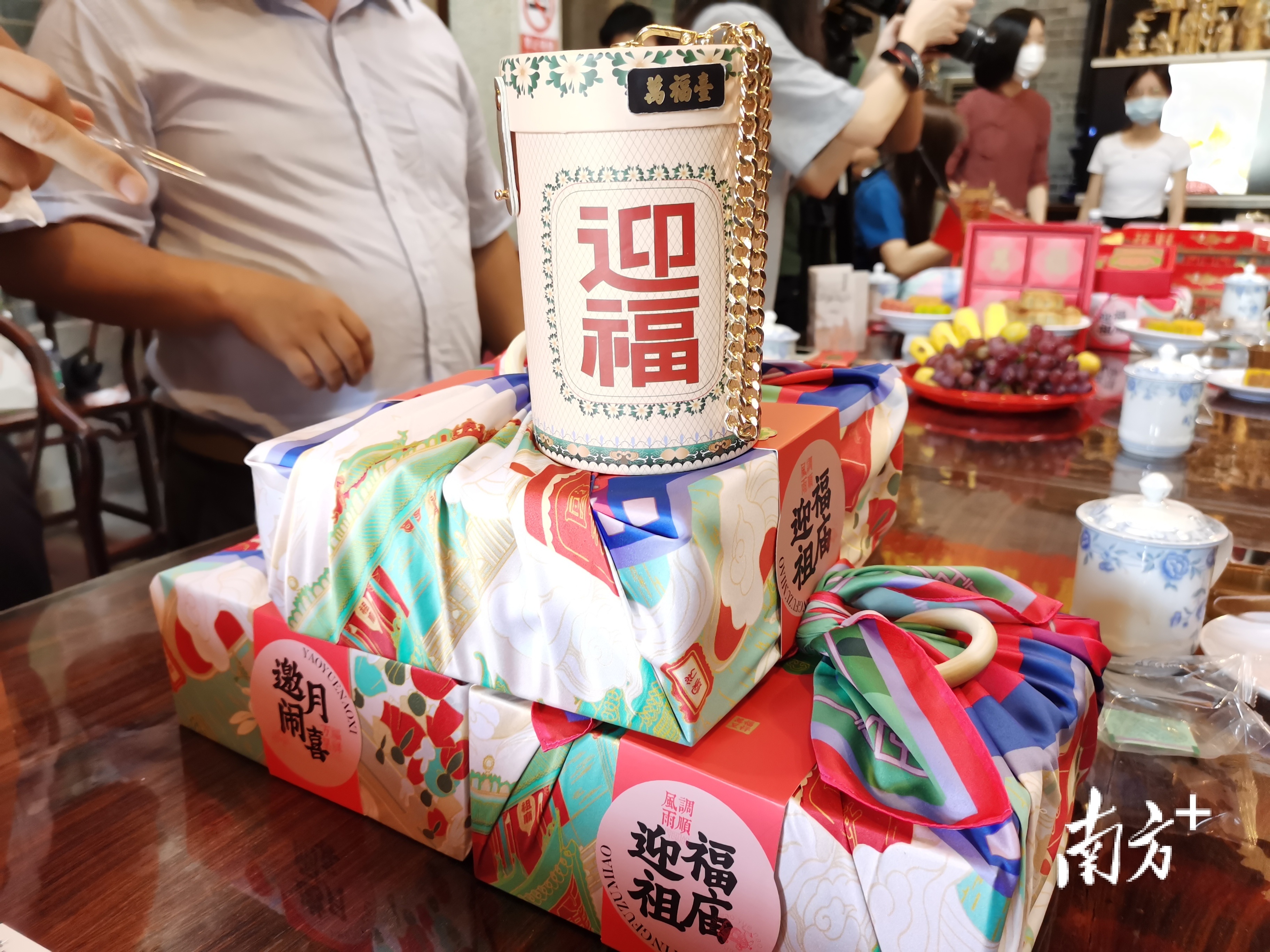 月饼从包装到造型和制作都充分融入了祖庙等岭南文化特色元素。罗湛贤 摄