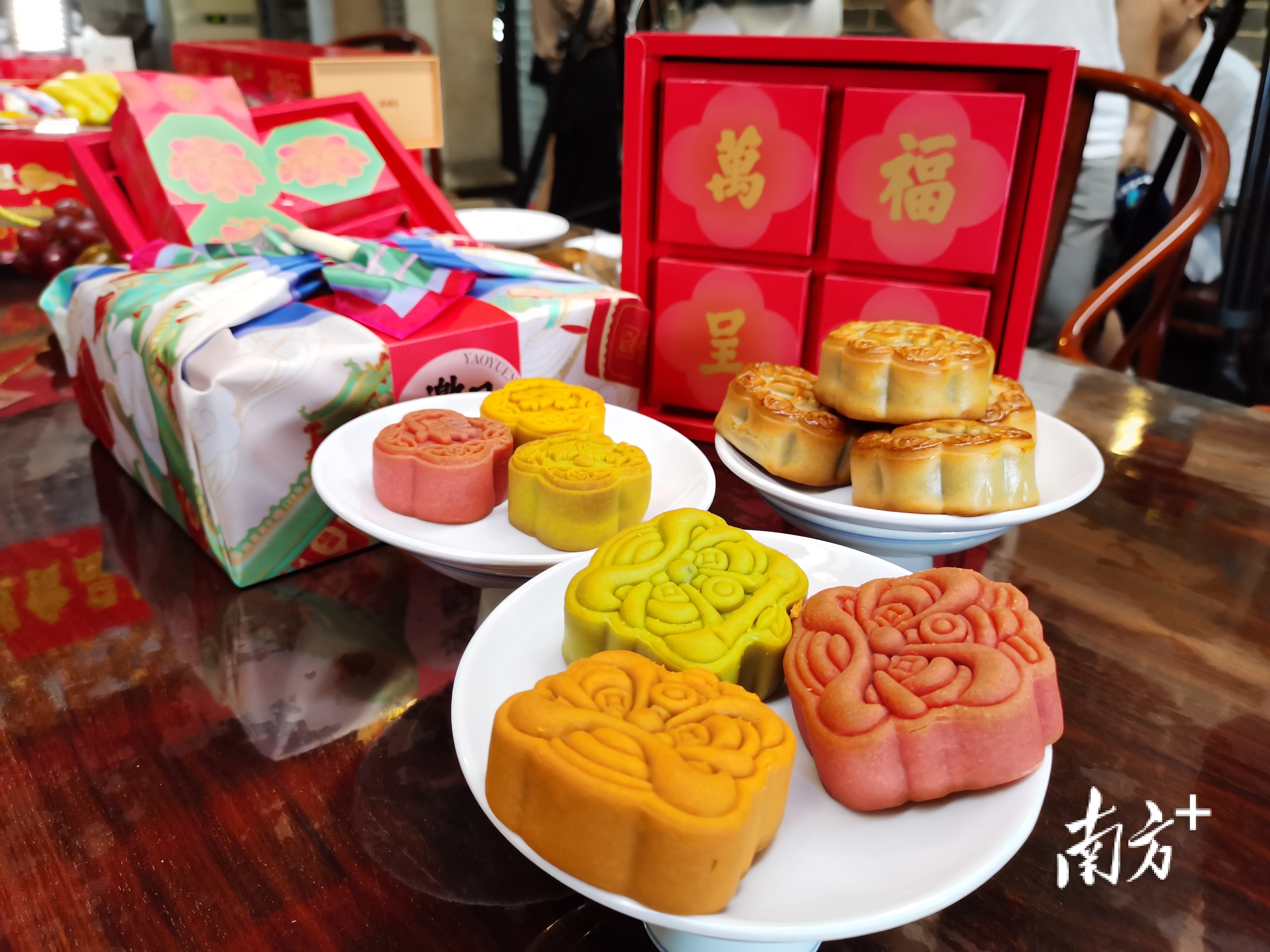 此次推出的文创月饼包含“狮舞岭南”、“万福呈祥”、“福星高照”三款主题。罗湛贤 摄