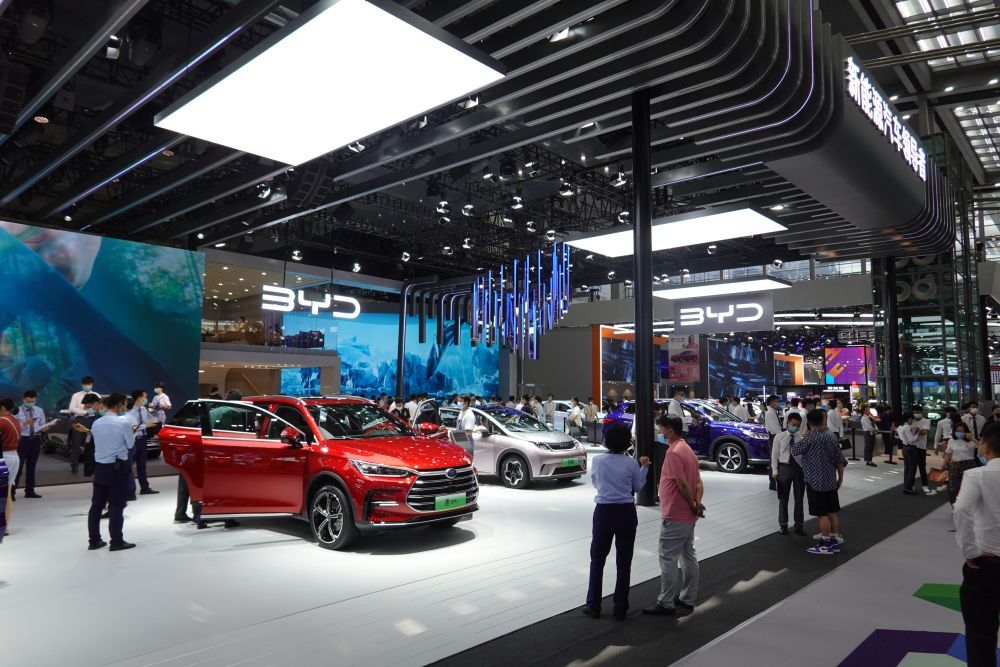 6月5日在深圳举办的粤港澳大湾区国际汽车博览会现场，新能源汽车人气旺。新华社记者印朋 摄