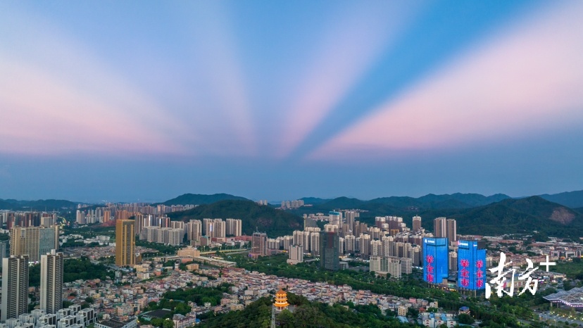 8月14日傍晚，中山出现美丽晚霞与云隙光美景。云卷云舒 摄