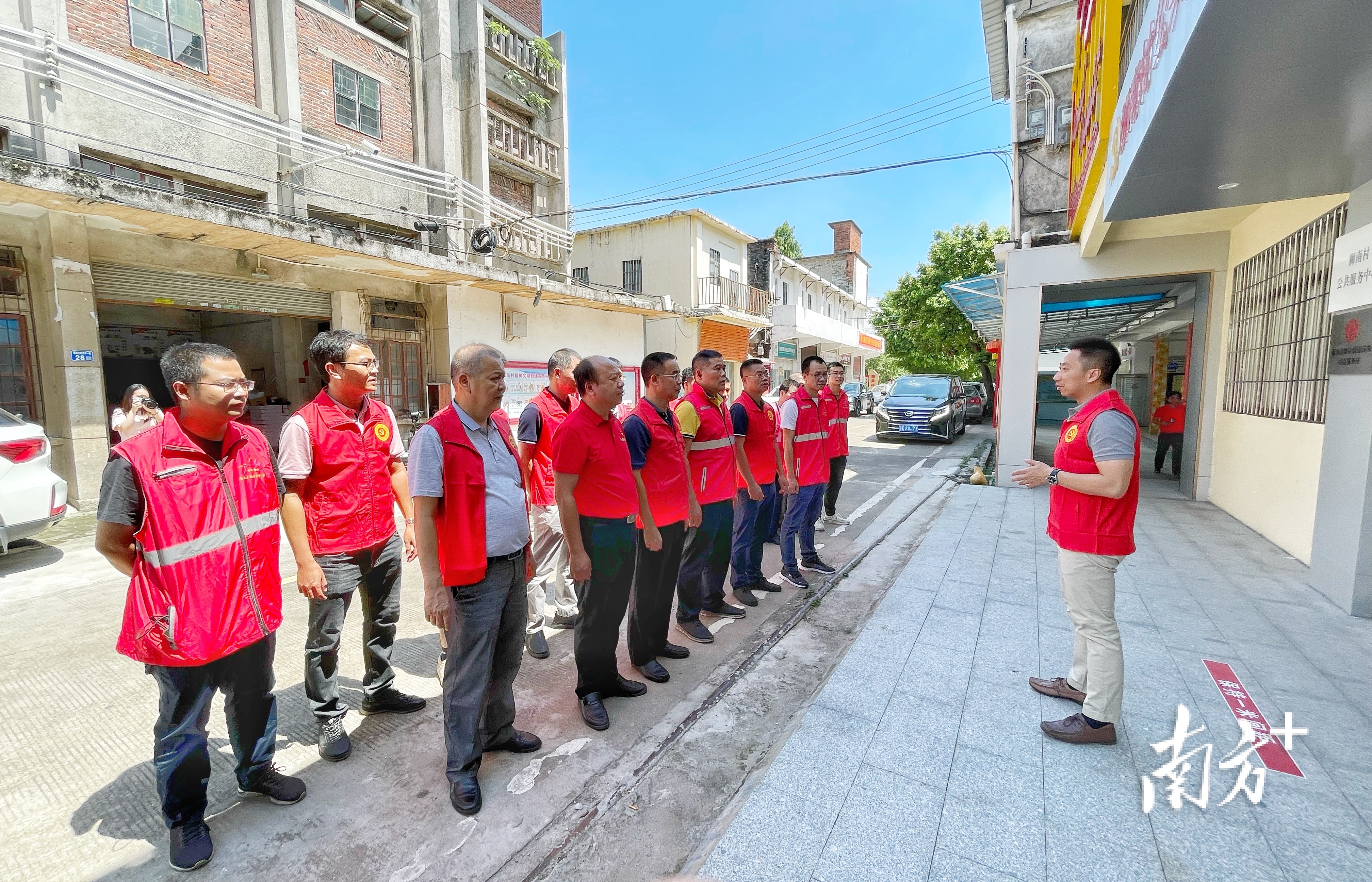 狮南大岗社土地征收签名表决前动员。 黄艳姿 摄 狮南大岗社土地征收签名表决前动员。 黄艳姿 摄