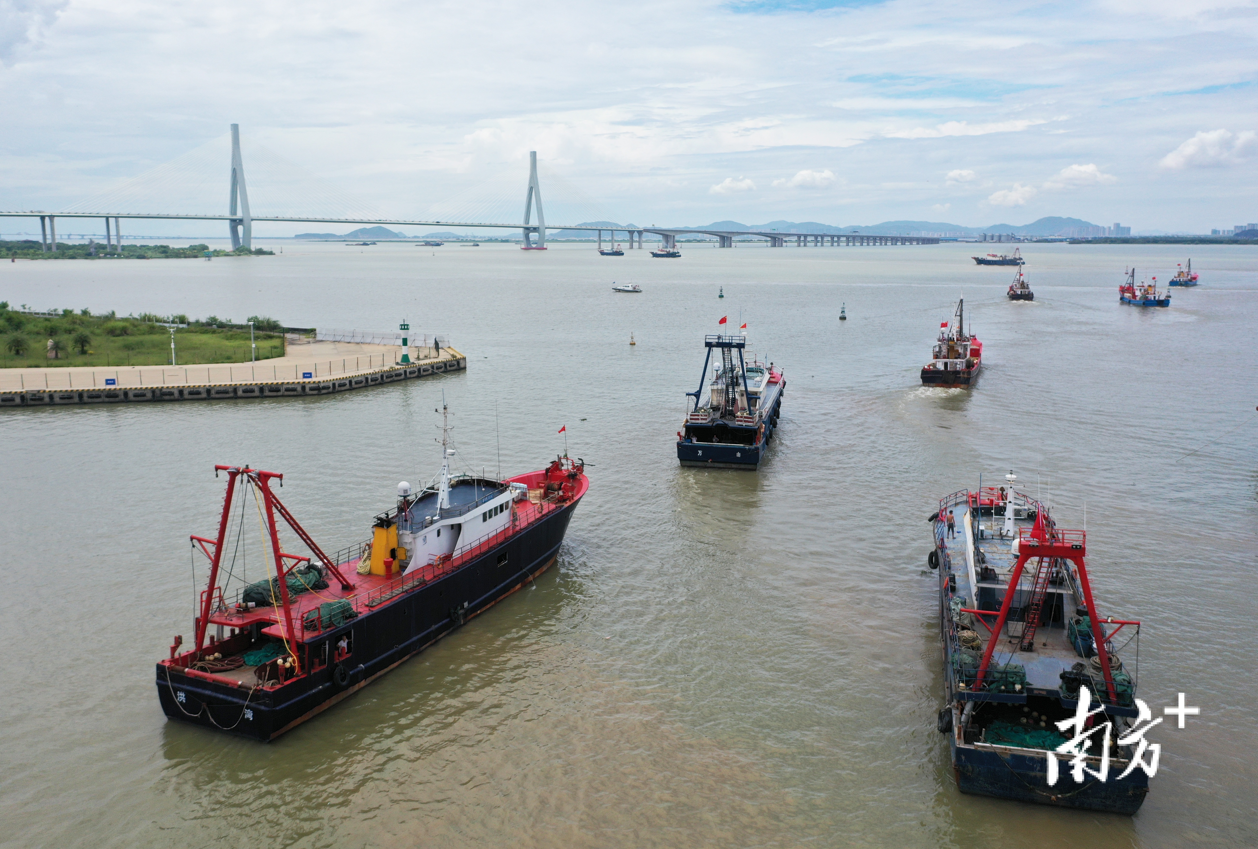 渔船依次驶出港口。 南方+ 关铭荣 拍摄