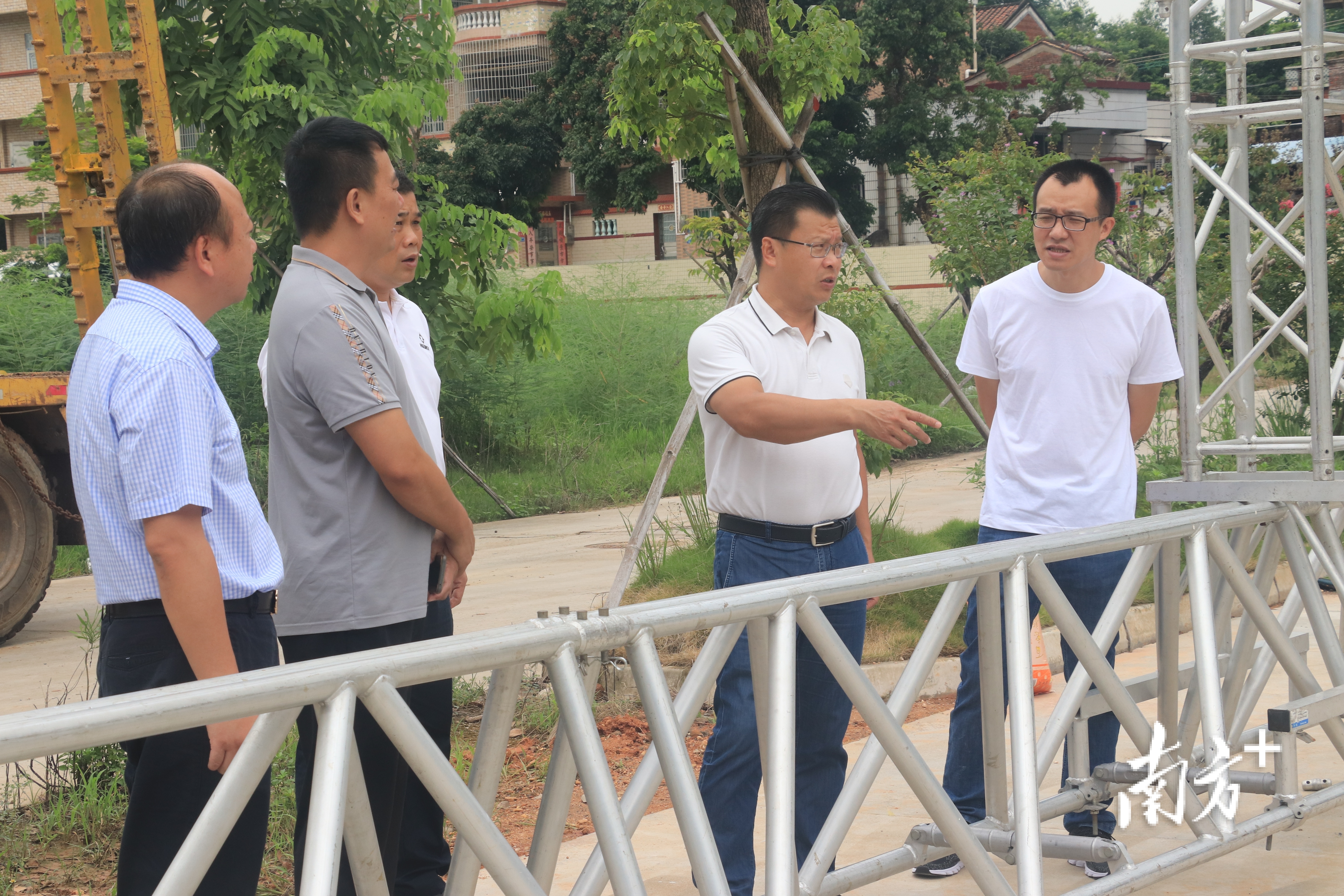 狮山镇、村、社三级联动推进征收工作。 狮山镇供图 狮山镇、村、社三级联动推进征收工作。 狮山镇供图