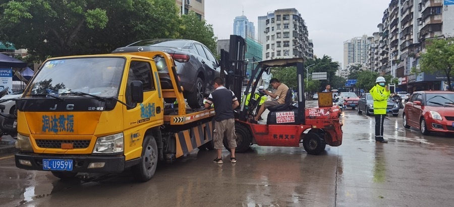  惠州交警依法对违停车辆进行处罚和拖移。