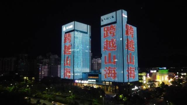 视频｜连续三天，中山25张“最美医护”笑脸点亮全城