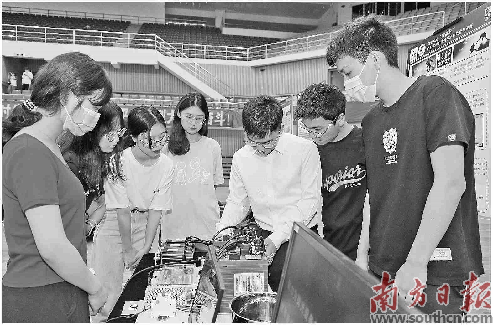    肇庆高校学子参与第十六届“挑战杯”广东大学生课外学术科技作品竞赛。