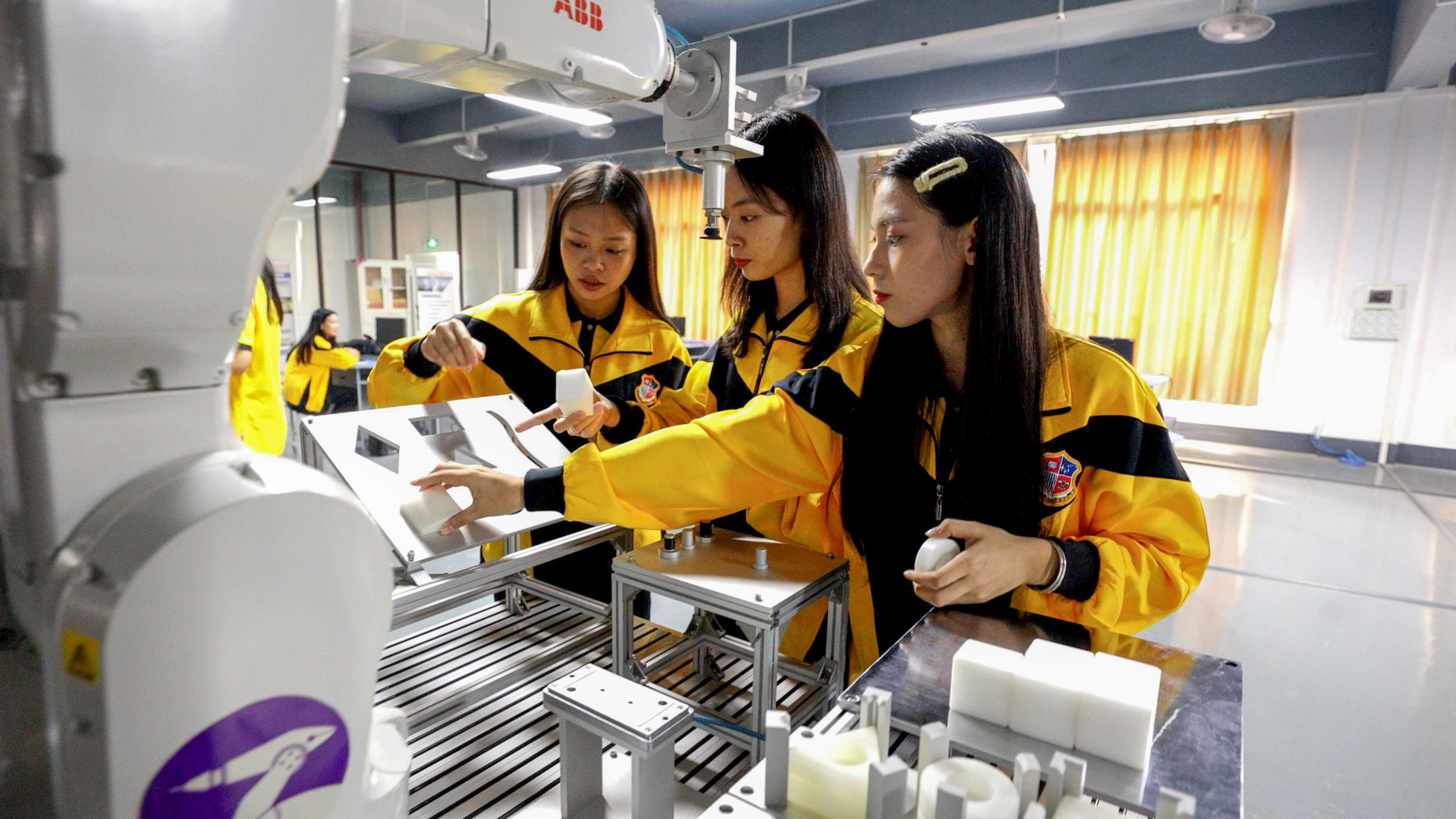 广东工商职业技术大学工业机器人技术专业。