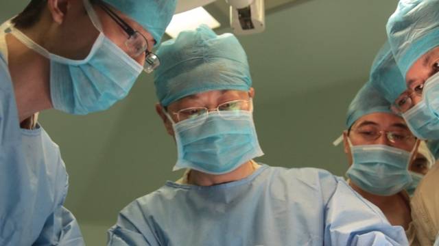 “广东好医生”余斌：持枪保家卫国，执刀护佑健康